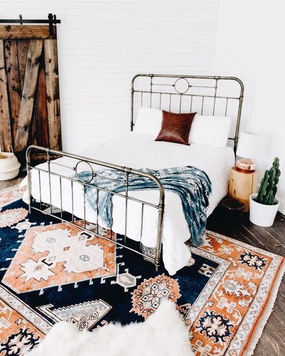 h&igrave;nh ảnh cận cảnh mẫu giường phong c&aacute;ch Retro với phần khung kim loại s&aacute;ng b&oacute;ng