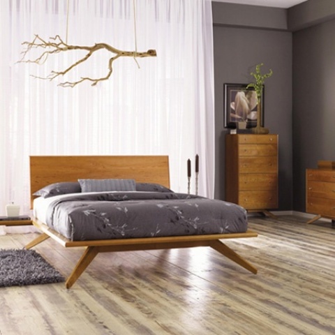h&igrave;nh ảnh cận cảnh mẫu giường gỗ đơn giản c&oacute; ch&acirc;n cao tho&aacute;ng