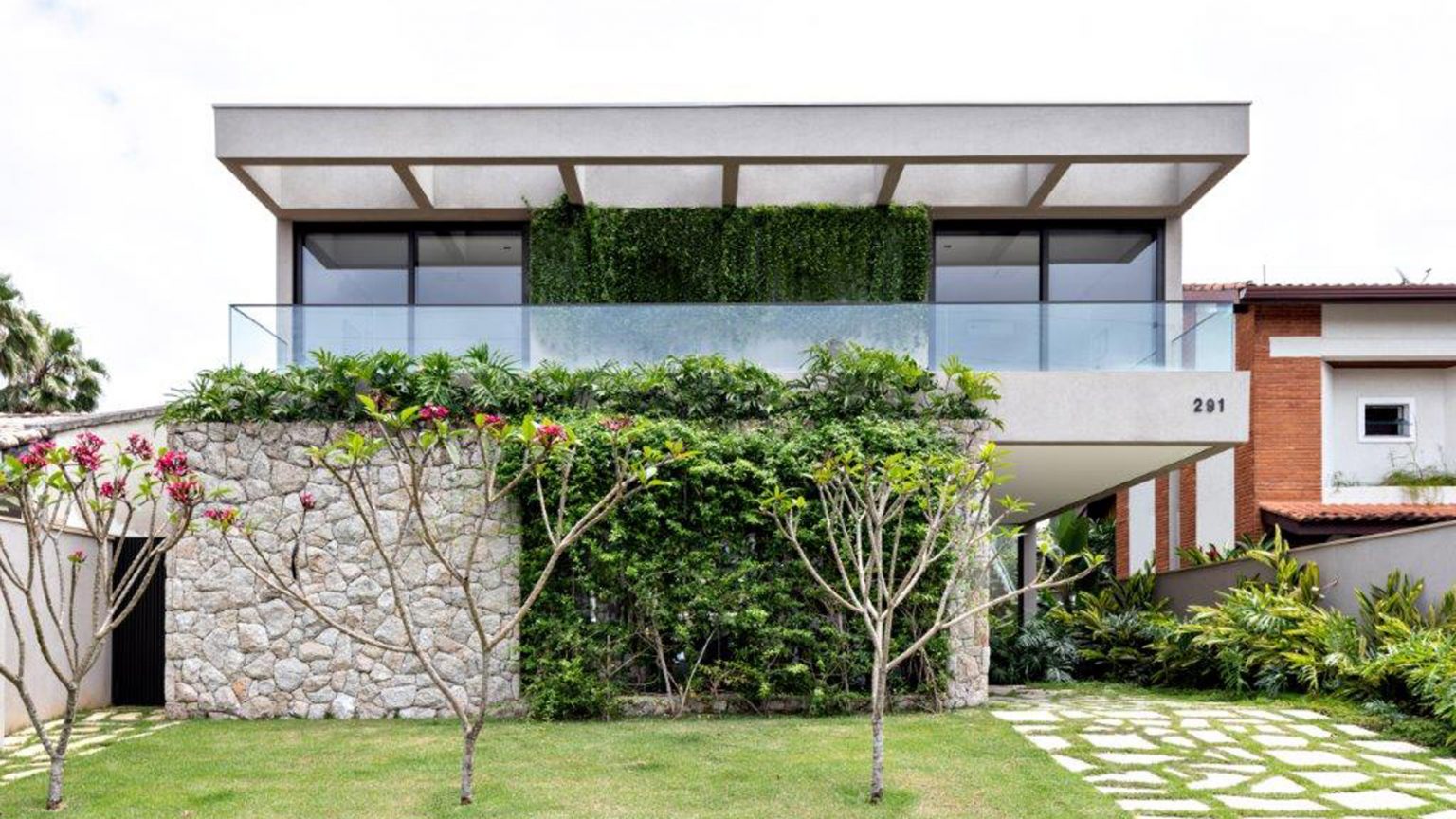 h&igrave;nh ảnh ng&ocirc;i nh&agrave; 2 tầng rộng 400m2 ở Brazil