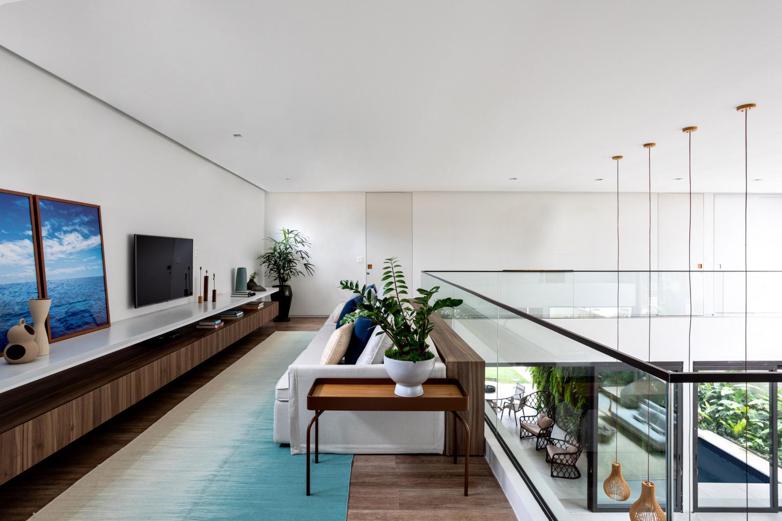 h&igrave;nh ảnh ph&ograve;ng giải tr&iacute; tr&ecirc;n tầng 2 ng&ocirc;i nh&agrave; với sofa trắng, tủ kệ tivi gắn tường