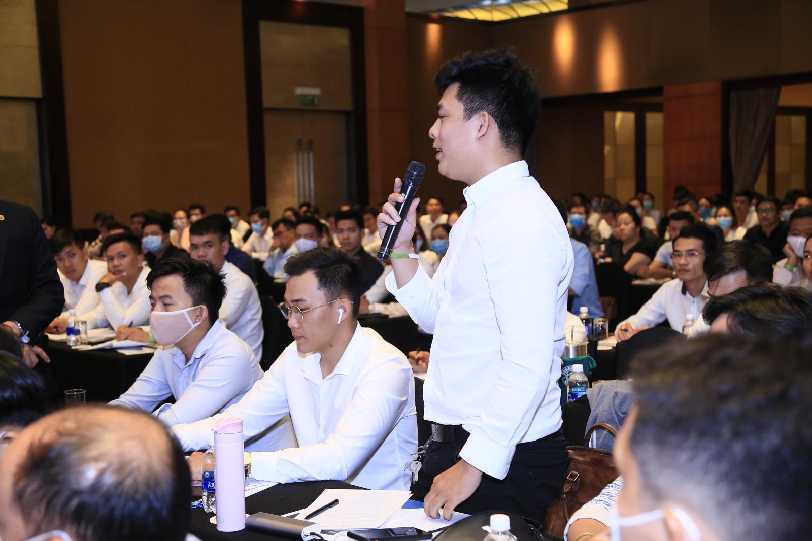 h&igrave;nh ảnh học vi&ecirc;n đặt c&acirc;u hỏi tại Expert Talk 19