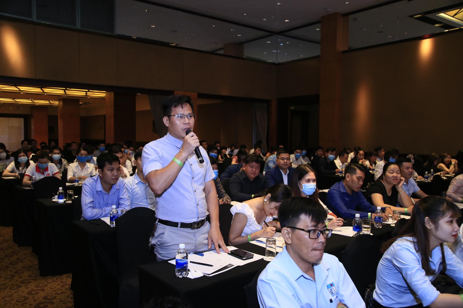Học vi&ecirc;n đặt c&acirc;u hỏi trực tiếp với diễn giả tại sự kiện 