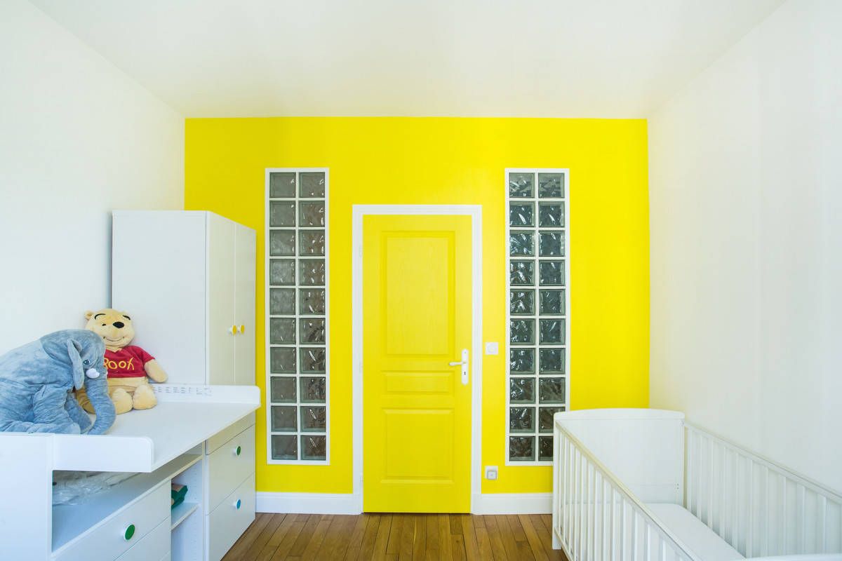 h&igrave;nh ảnh ph&ograve;ng ngủ của b&eacute; ấn tượng với cửa v&agrave; tường sơn m&agrave;u v&agrave;ng