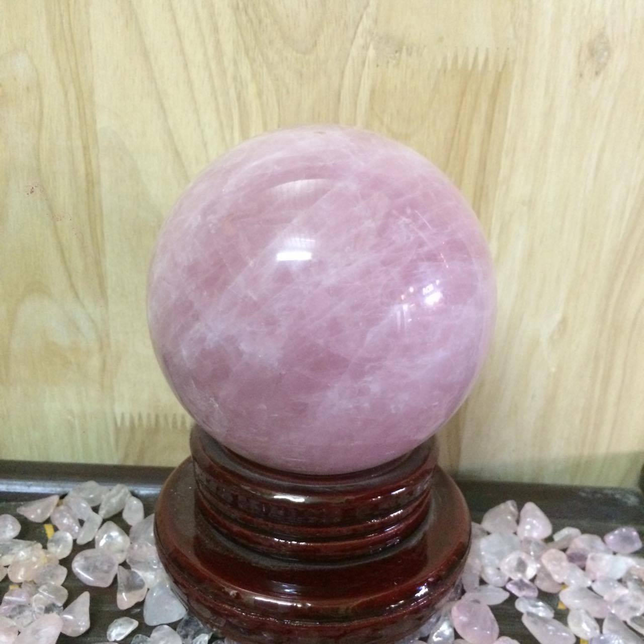 Quả cầu thạch anh hồng giúp tăng năng lượng tích cực. quả cầu bi thạch anh hồng