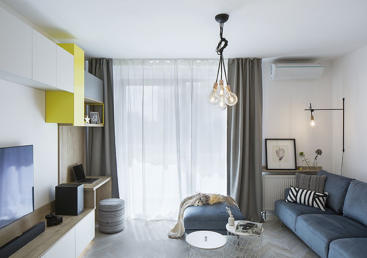h&igrave;nh ảnh ph&ograve;ng kh&aacute;ch căn hộ nhỏ đẹp với sofa m&agrave;u xang, tủ m&agrave;u v&agrave;ng, r&egrave;m m&agrave;u x&aacute;m