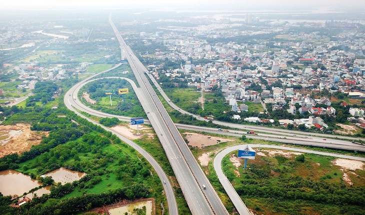 hình ảnh một đoạn cao tốc Bắc - Nam nhìn từ trên cao