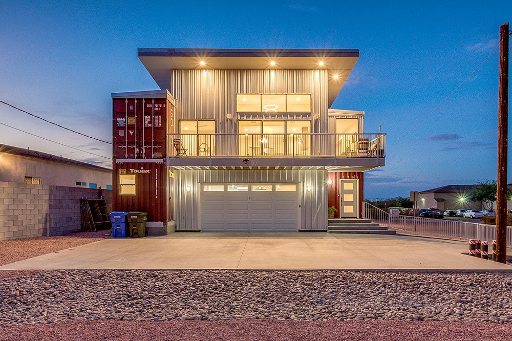 hình ảnh toàn cảnh ngôi nhà container sang trọng như biệt thự với ánh đèn tỏa sáng lung linh