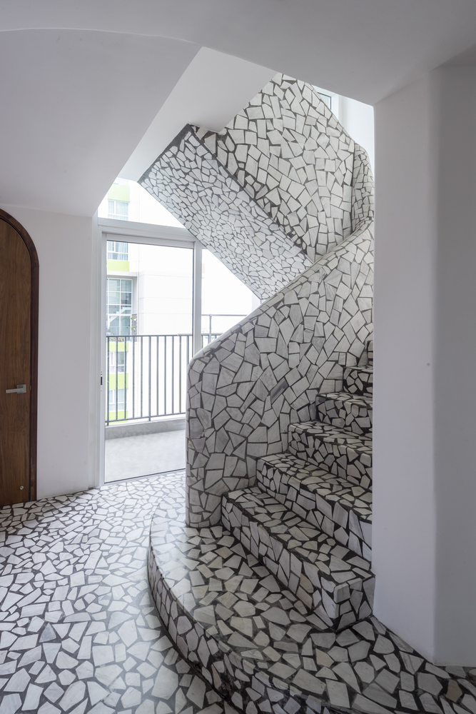 hình ảnh cận cảnh cầu thang ốp gạch terrazzo lên tầng trên căn hộ 