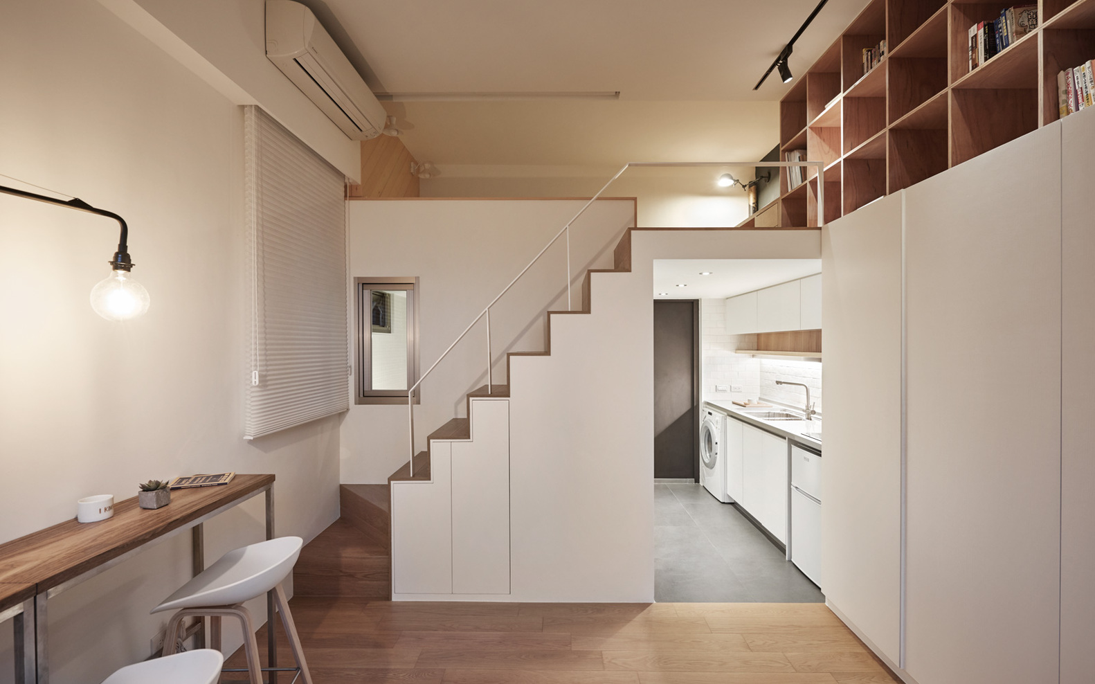 h&igrave;nh ảnh b&ecirc;n trong căn hộ 22m2 ở Đ&agrave;i Loan với g&oacute;c l&agrave;m việc nhỏ gọn, cầu thang l&ecirc;n g&aacute;c lửng