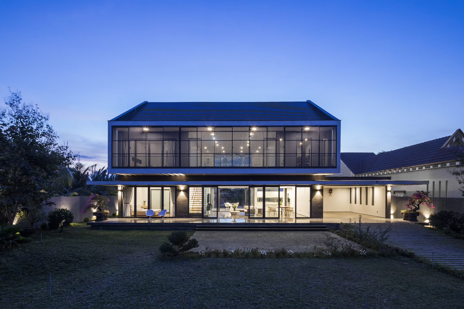 h&igrave;nh ảnh to&agrave;n cảnh Thai House về đ&ecirc;m
