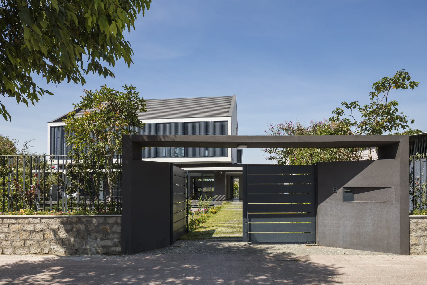 h&igrave;nh ảnh cận cảnh cổng v&agrave;o ng&ocirc;i nh&agrave; Thai House ở Vũng T&agrave;u với t&ocirc;ng m&agrave;u x&aacute;m đen chủ đạo