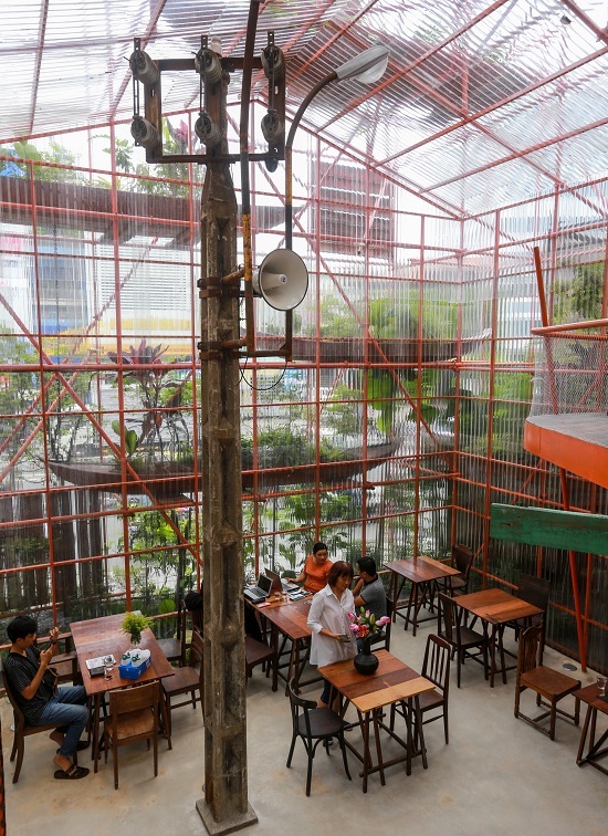 hình ảnh bên trong quán cà phê làm từ giàn giáo