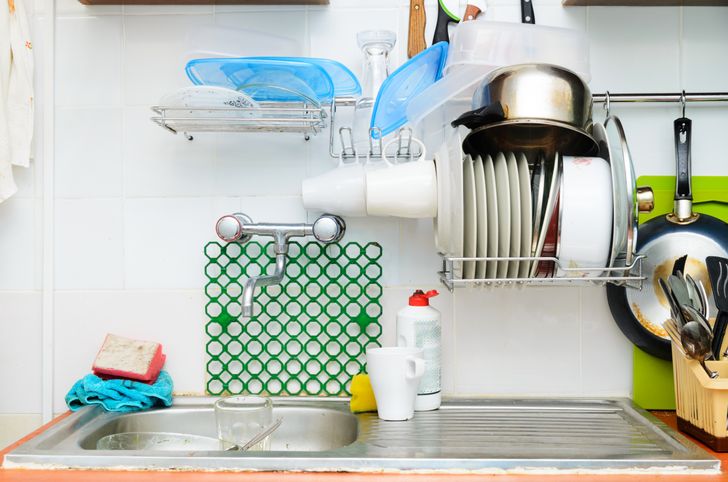 h&igrave;nh ảnh một g&oacute;c ph&ograve;ng bếp với gi&aacute; &uacute;p ch&eacute;n b&aacute;t treo ngay ph&iacute;a tr&ecirc;n bồn rửa