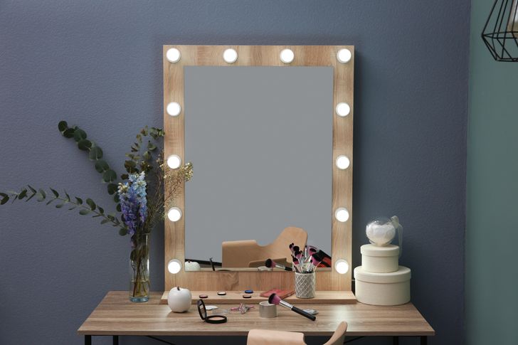 h&igrave;nh ảnh cận cảnh gương đ&egrave;n LED trong ph&ograve;ng ngủ
