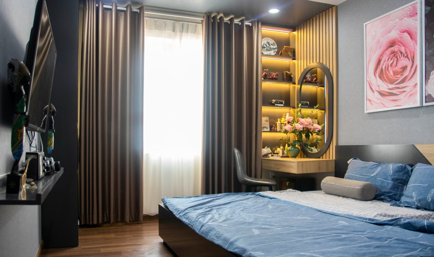 h&igrave;nh ảnh nội thất ph&ograve;ng ngủ master với giường gỗ, tủ kệ tivi, g&oacute;c trang điểm ấm &aacute;p, tranh hoa hồng treo đầu giường, r&egrave;m cửa hai lớp