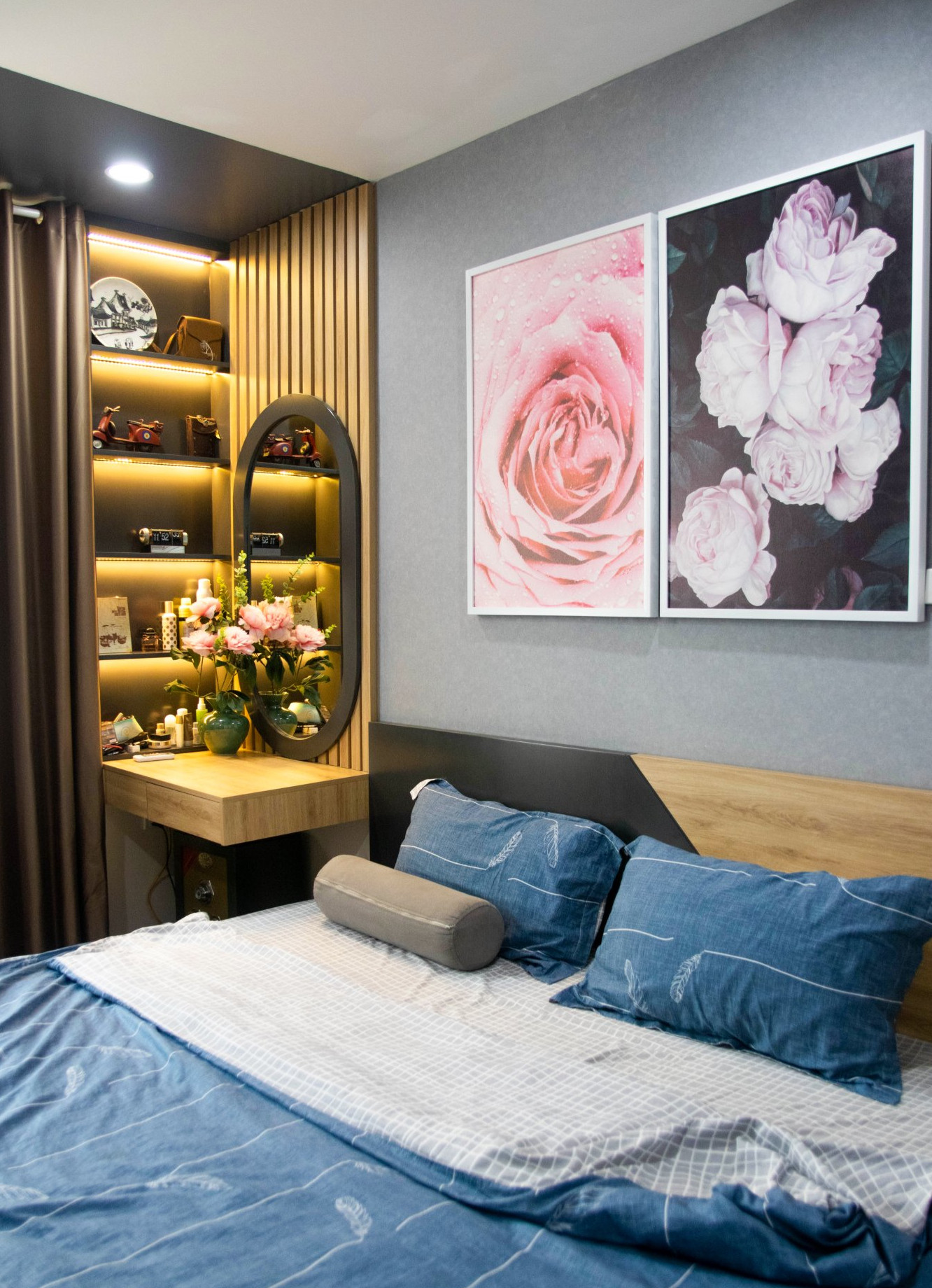 h&igrave;nh ảnh g&oacute;c ph&ograve;ng ngủ với b&agrave;n trang điểm ấn tượng, tranh hoa hồng tươi tắn treo đầu giường