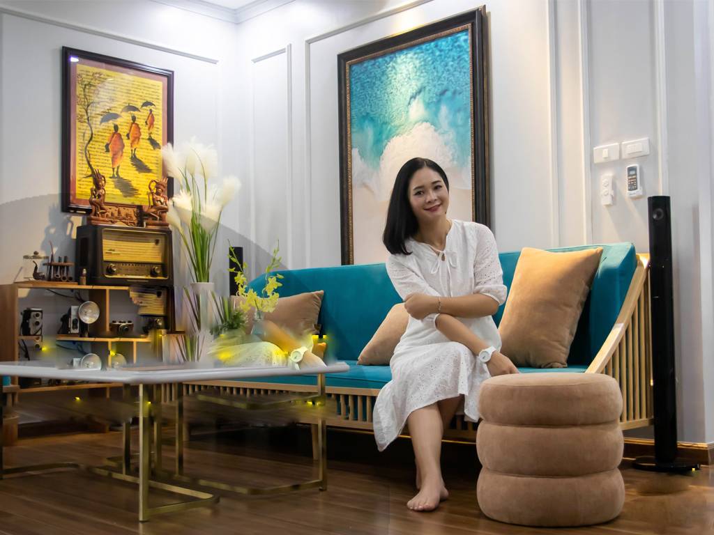 h&igrave;nh ảnh b&agrave; chủ căn hộ m&agrave;u xanh dương phong c&aacute;ch chiết trung hiện đại