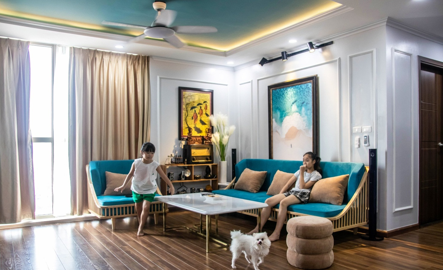 h&igrave;nh ảnh hai b&eacute; g&aacute;i đang vui đ&ugrave;a trong ph&ograve;ng kh&aacute;ch căn hộ