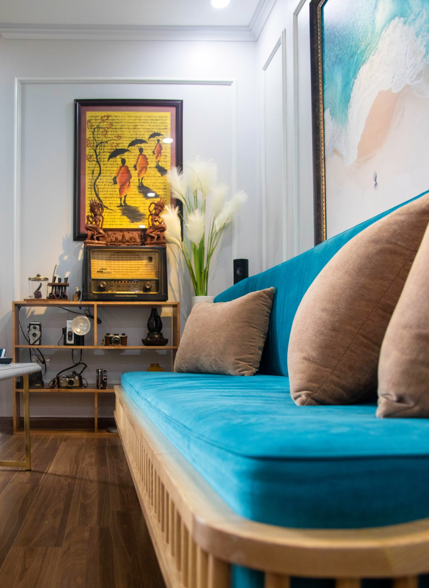 h&igrave;nh ảnh cận cảnh sofa m&agrave;u xanh dương trong ph&ograve;ng kh&aacute;ch