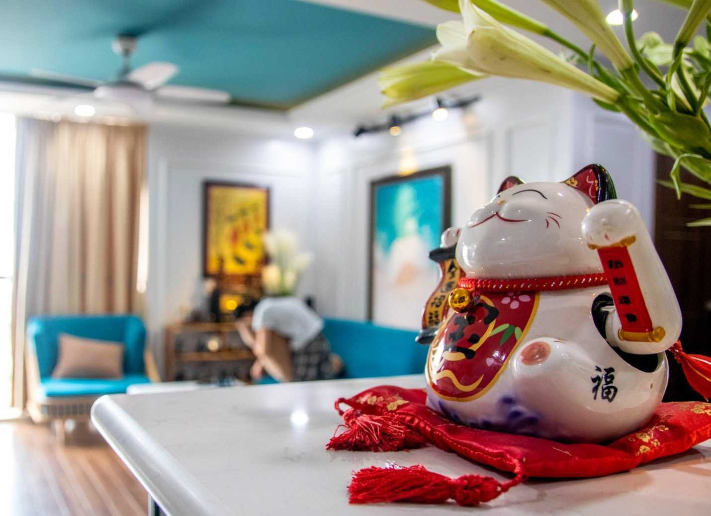 h&igrave;nh ảnh g&oacute;c nhỏ ấm &aacute;p trong căn hộ với m&egrave;o thần t&agrave;i m&agrave;u trắng, đỏ