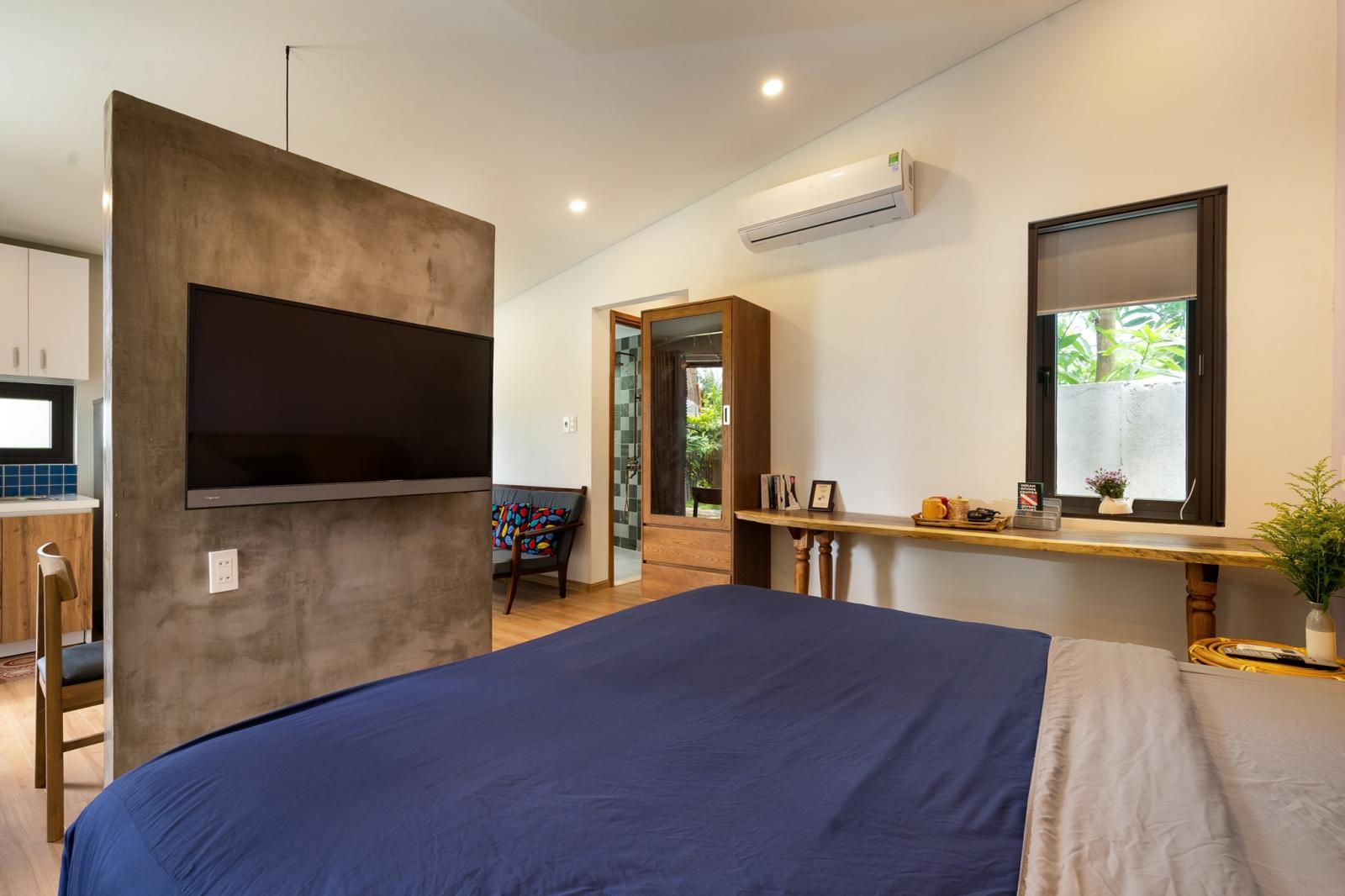 Mỗi phòng studio có giường ngủ, ti vi và tiện nghi sinh hoạt như một căn hộ mini, phù hợp cho 2 người. Giường ngủ