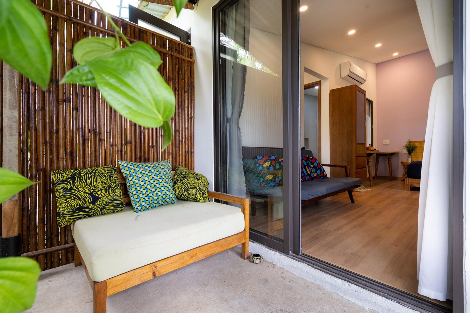Hiên nhà có điểm nhấn là tấm liếp bằng thân tre, tạo chất mộc mạc, tự nhiên cho không gian. Hiên nhà có tấm liếp bằng tre
