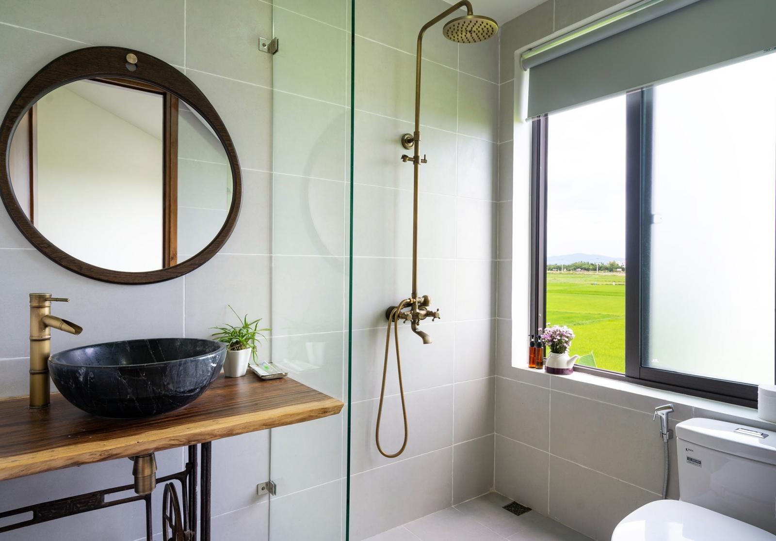 Phòng tắm tiện nghi, rất thoáng mát nhờ đồng lúa kế bên. Phòng tắm có view cánh đồng xanh mát