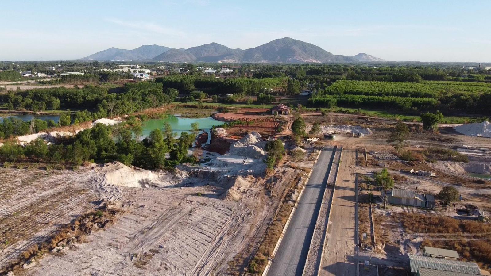 khu đất nền xung quanh có cây cối và hồ nước