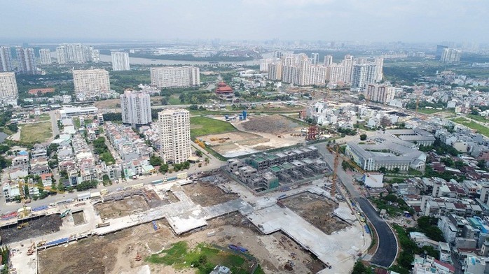 hình ảnh một góc thành phố nhìn từ trên cao với các tòa nahf cao tầng xen kẽ thấp tầng, cây xanh, mặt bằng dự án nhà ở chưa hoàn thiện