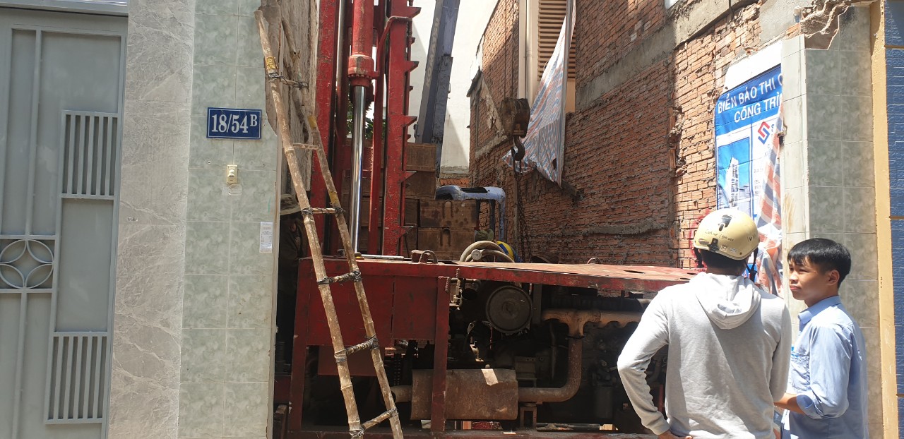 C&ocirc;ng trường thi c&ocirc;ng &eacute;p cọc b&ecirc; t&ocirc;ng nh&agrave; phố