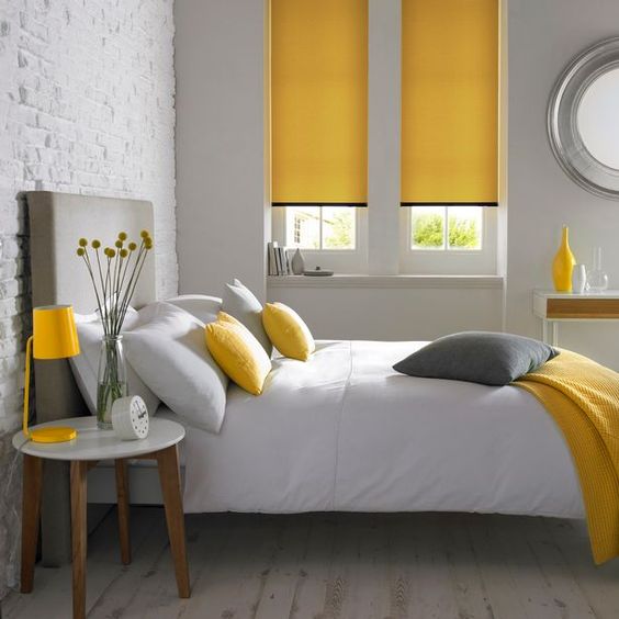 h&igrave;nh ảnh ph&ograve;ng ngủ t&ocirc;ng trắng chủ đạo nhưng kh&ocirc;ng hề tạo cảm gi&aacute;c đơn điệu, lạnh lẽo nhờ những điểm nhấn m&agrave;u v&agrave;ng chanh từ chăn mỏng, gối tựa, đ&egrave;n b&agrave;n, r&egrave;m cửa...
