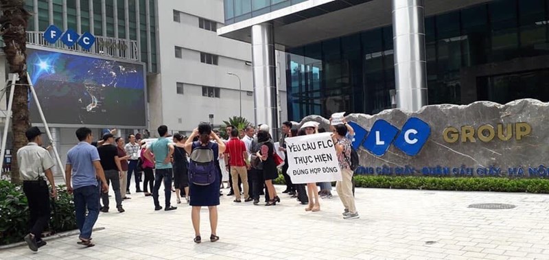 Môi giới nhiều dự án không dám gặp lại khách hàng sau khi bán xong sản phẩm Hình ảnh khách hàng biểu tình ở dự án khi chủ đầu tư không tuân thủ cam kết