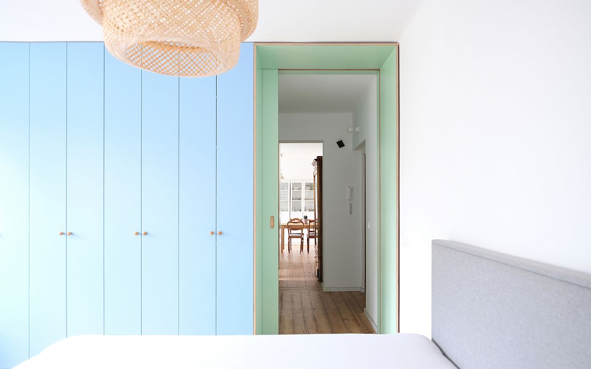 Khu vực sinh hoạt chung nằm ở một đầu của căn hộ 50m2 và phòng ngủ ở đầu kia.
