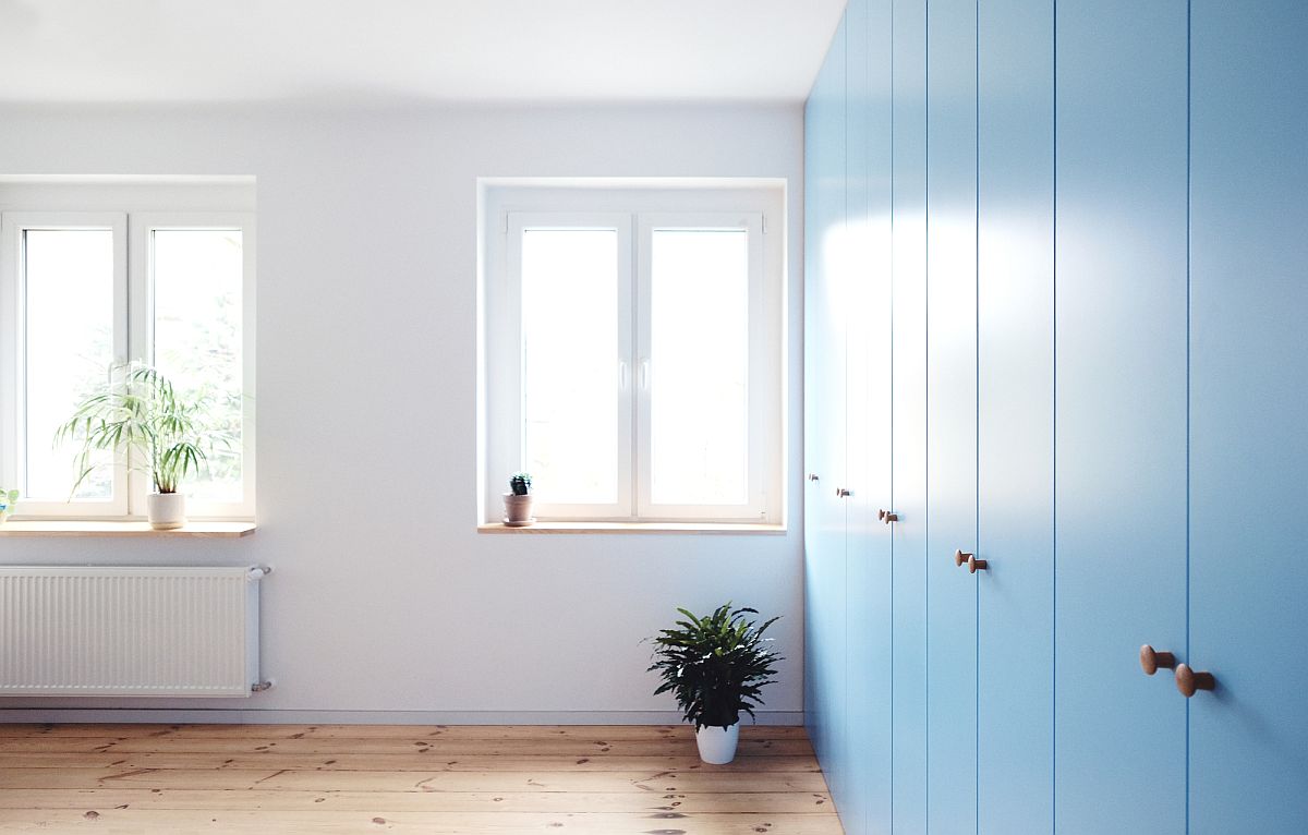 6 khung cửa sổ kính trong suốt mang ánh sáng tự nhiên vào căn hộ 50m2.