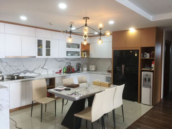 hình ảnh phòng bếp kết hợp phòng ăn đẹp với tường chắn ốp đá cẩm thạch màu trắng sáng