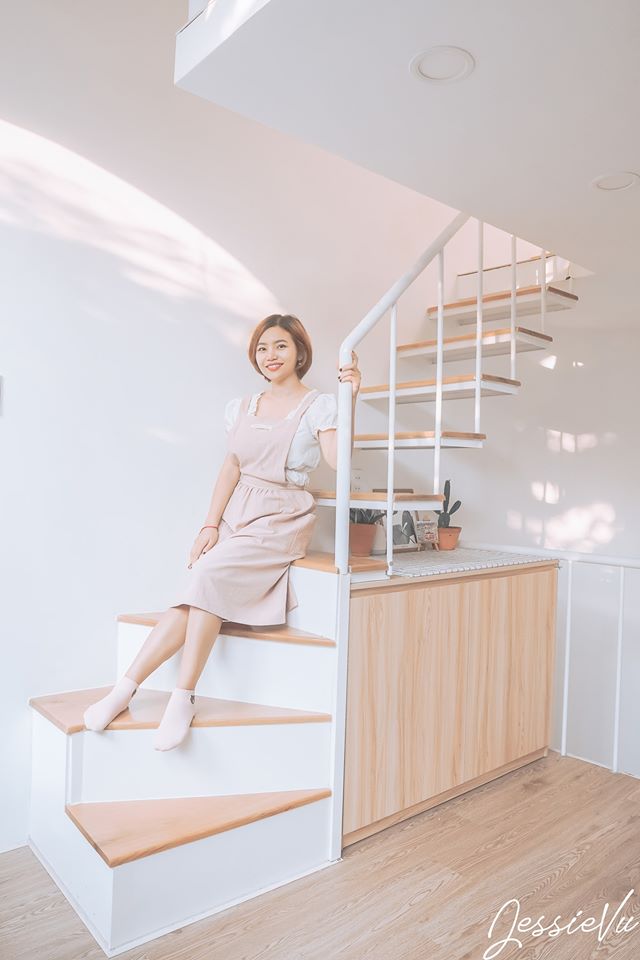 C&ocirc; g&aacute;i ngồi b&ecirc;n cầu thang