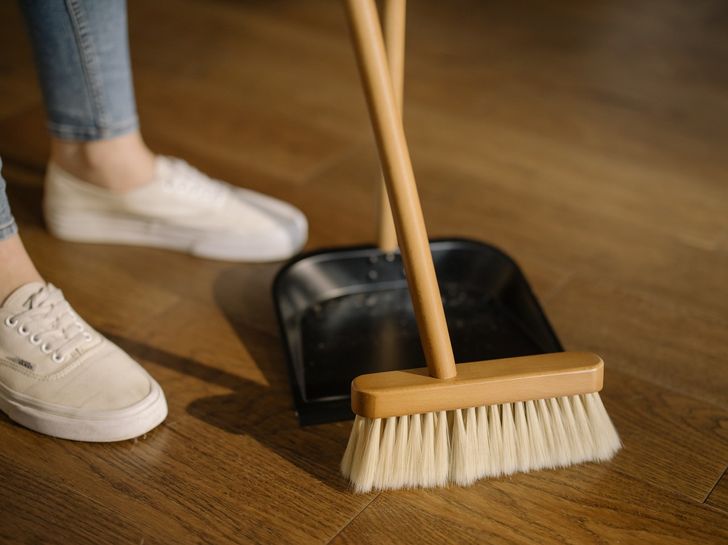 N&ecirc;n h&uacute;t bụi thay v&igrave; qu&eacute;t nh&agrave;