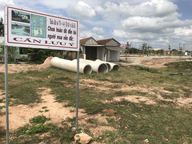 Biển cảnh b&aacute;o khu đất gi&aacute; rẻ chưa đủ điều kiện ph&aacute;p l&yacute;.