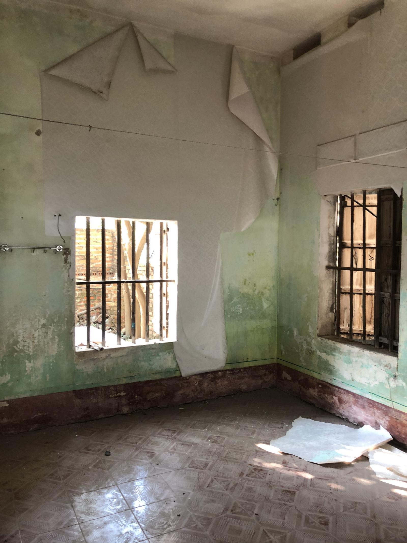 Tường nh&agrave; bong tr&oacute;c