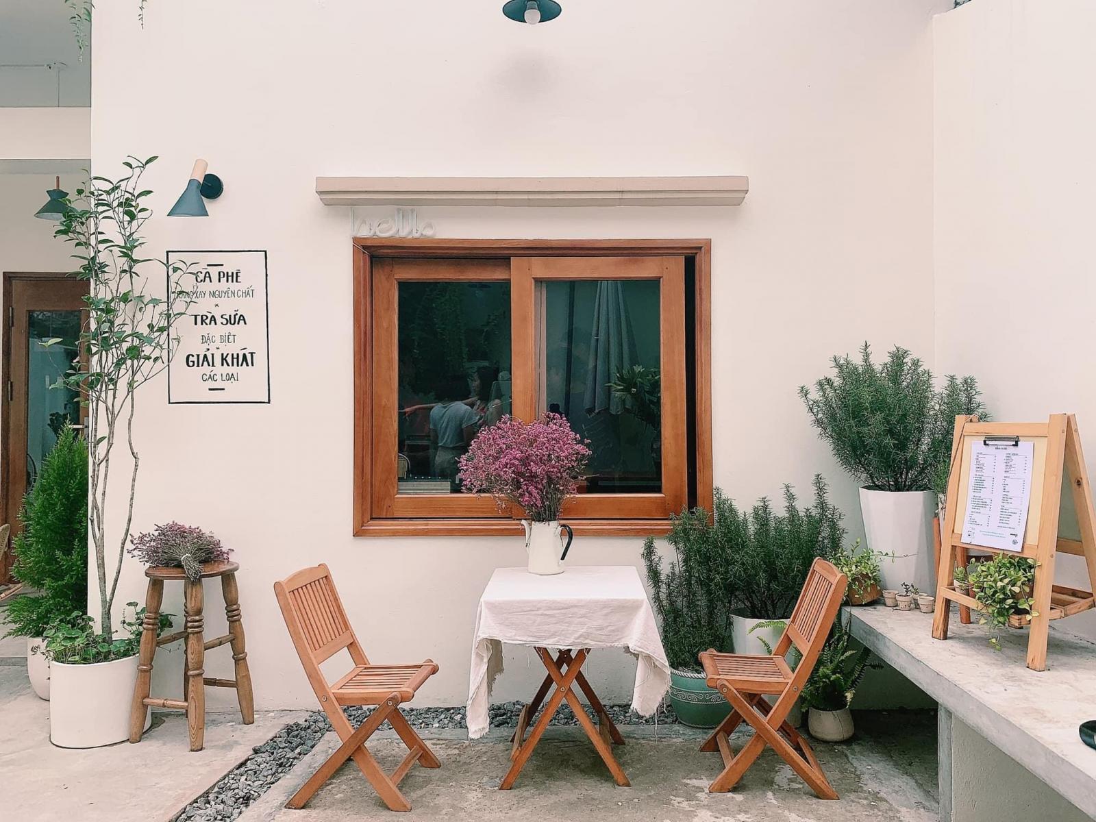 Kh&ocirc;ng gian nhẹ nh&agrave;ng, b&igrave;nh y&ecirc;n của qu&aacute;n cafe