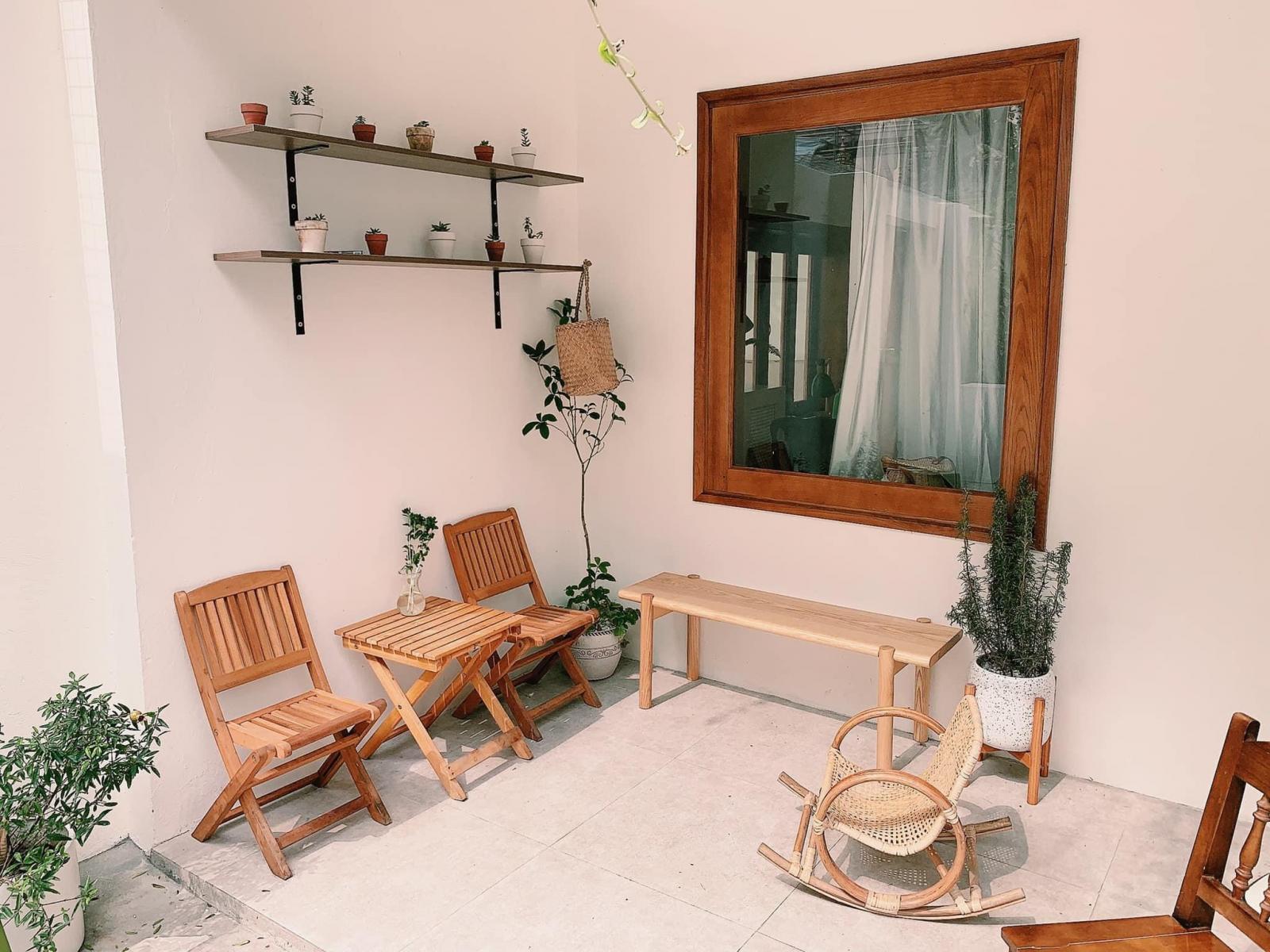 B&agrave;n cafe b&ecirc;n khung cửa