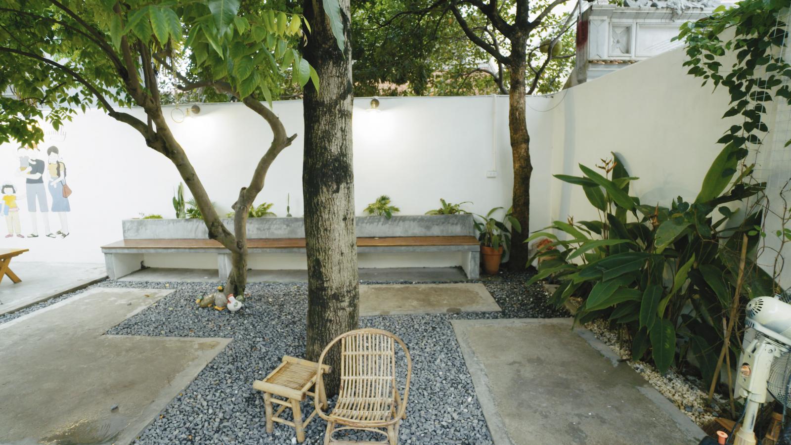B&agrave;n ghế ngo&agrave;i vườn c&acirc;y sau cải tạo