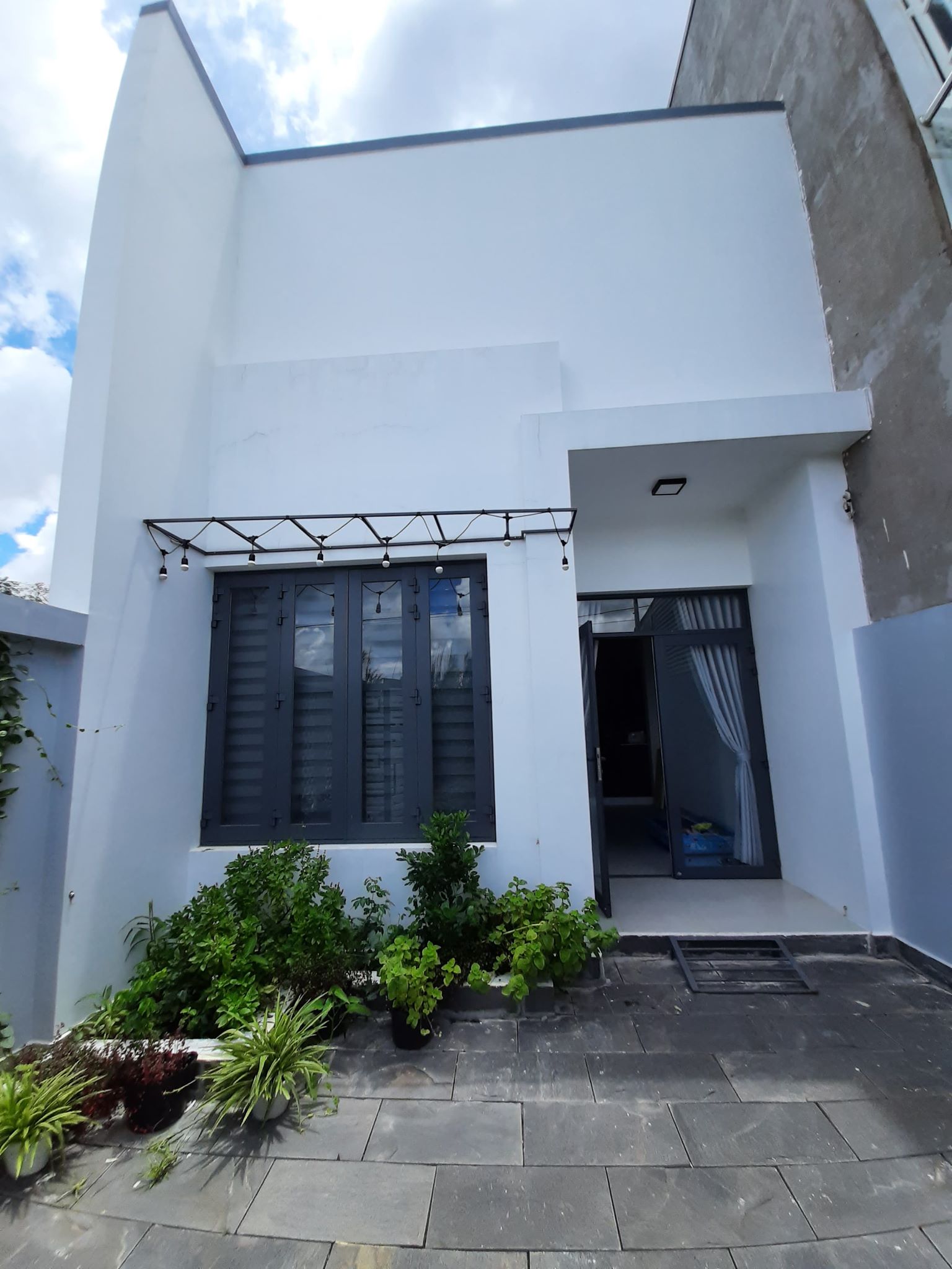 Khoảng s&acirc;n nhỏ trước ng&ocirc;i nh&agrave; cấp 4