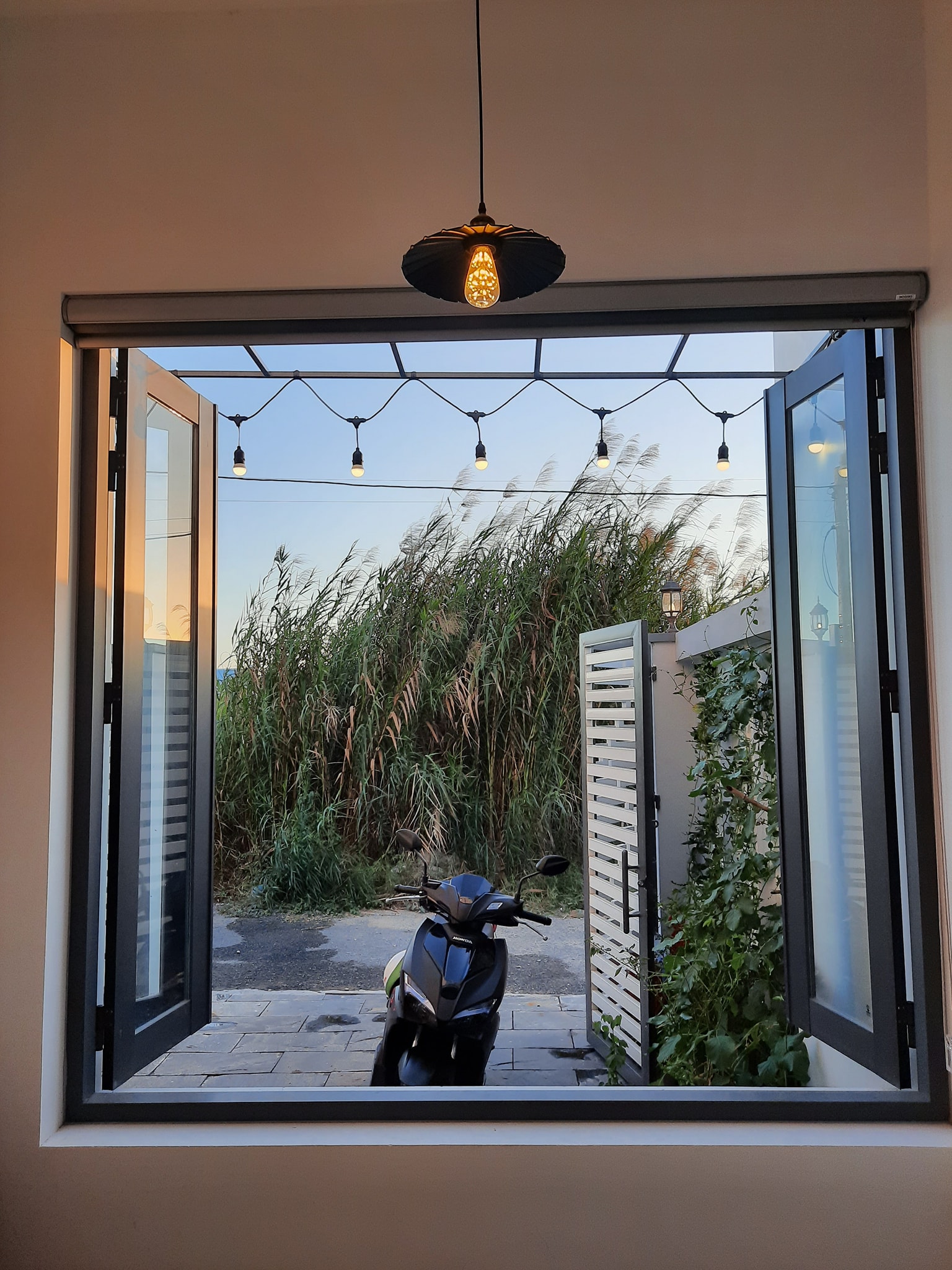 Khung cửa sổ nh&agrave; cấp 4