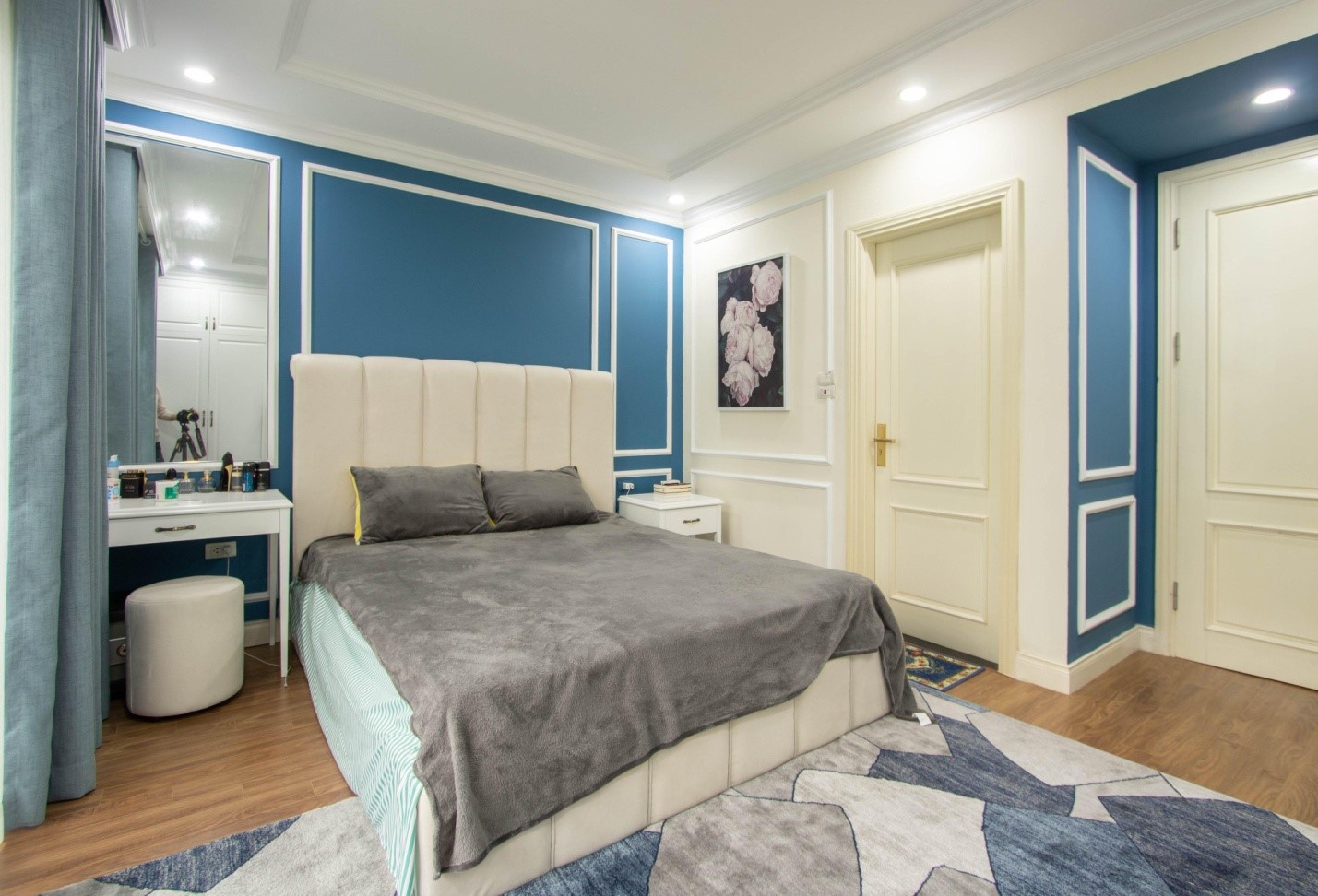 Kiến tr&uacute;c sư thi&ecirc;́t k&ecirc;́ thi c&ocirc;ng n&ocirc;̣i th&acirc;́t phòng ngủ master cho shophouse nh&agrave; chị Huy&ecirc;̀n với t&ocirc;ng m&agrave;u xanh ng&acirc;̣p tràn kh&ocirc;ng gian.