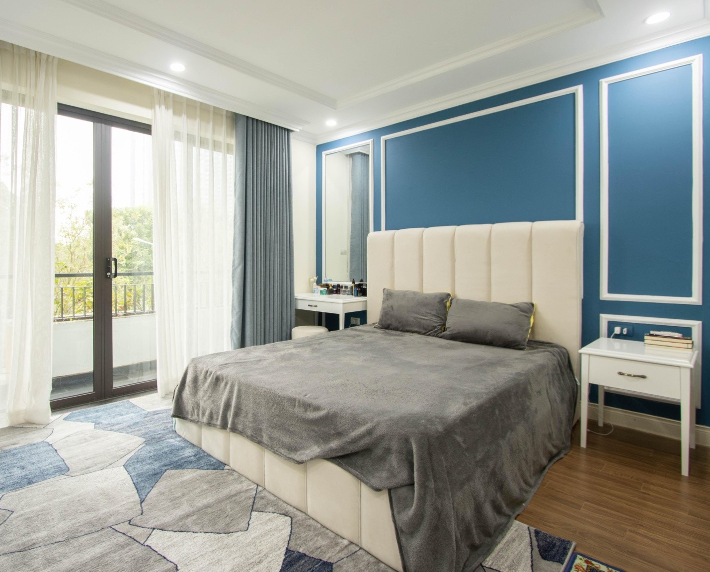 Gam m&agrave;u xanh dương kết hợp ăn &yacute; với sắc x&aacute;m v&agrave; trắng mang đến cảm gi&aacute;c thư gi&atilde;n, b&igrave;nh y&ecirc;n cho kh&ocirc;ng gian ngủ nghỉ.