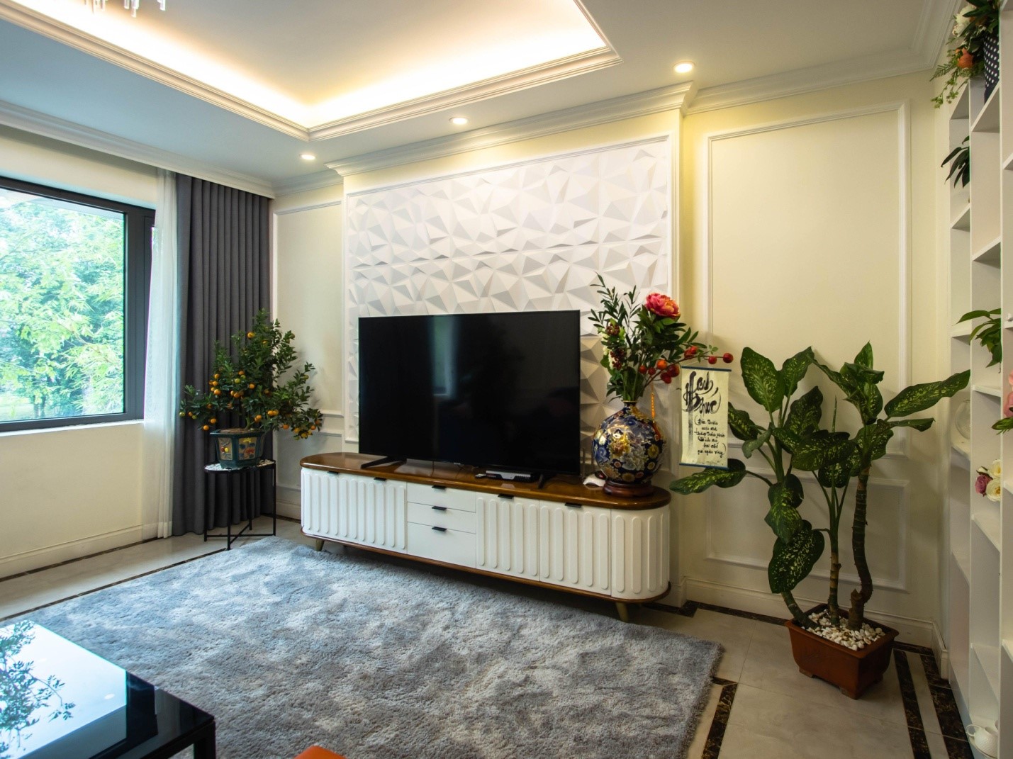 Khung cửa sổ k&iacute;nh lớn mang đến &aacute;nh s&aacute;ng tự nhi&ecirc;n ngập tr&agrave;n kh&ocirc;ng gian tiếp kh&aacute;ch.