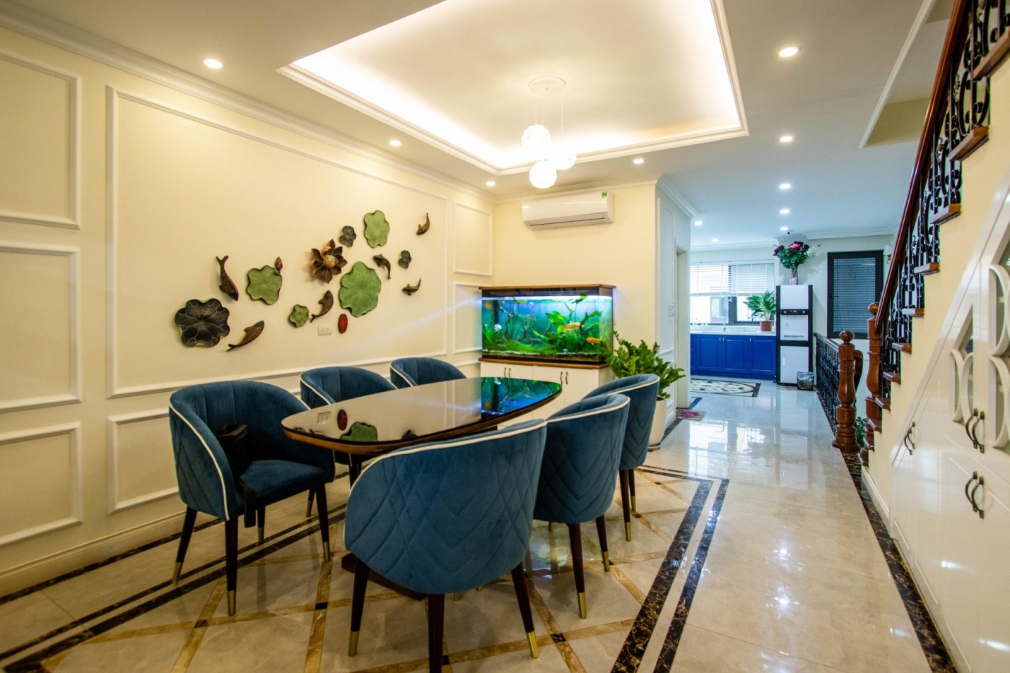 Ph&ograve;ng ăn được thiết kế li&ecirc;n th&ocirc;ng với ph&ograve;ng kh&aacute;ch nhằm tạo sự th&ocirc;ng tho&aacute;ng v&agrave; rộng r&atilde;i hơn cho về mặc thị gi&aacute;c.