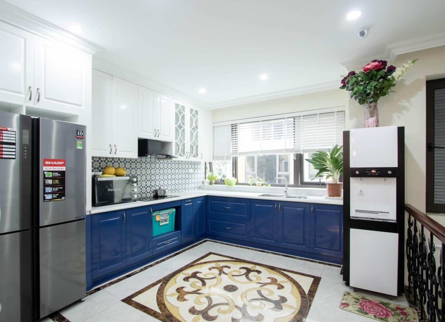 Ph&ograve;ng bếp chữ L tho&aacute;ng rộng với sự kết hợp ho&agrave;n hảo giữa sắc xanh dương v&agrave; trắng tinh kh&ocirc;i.