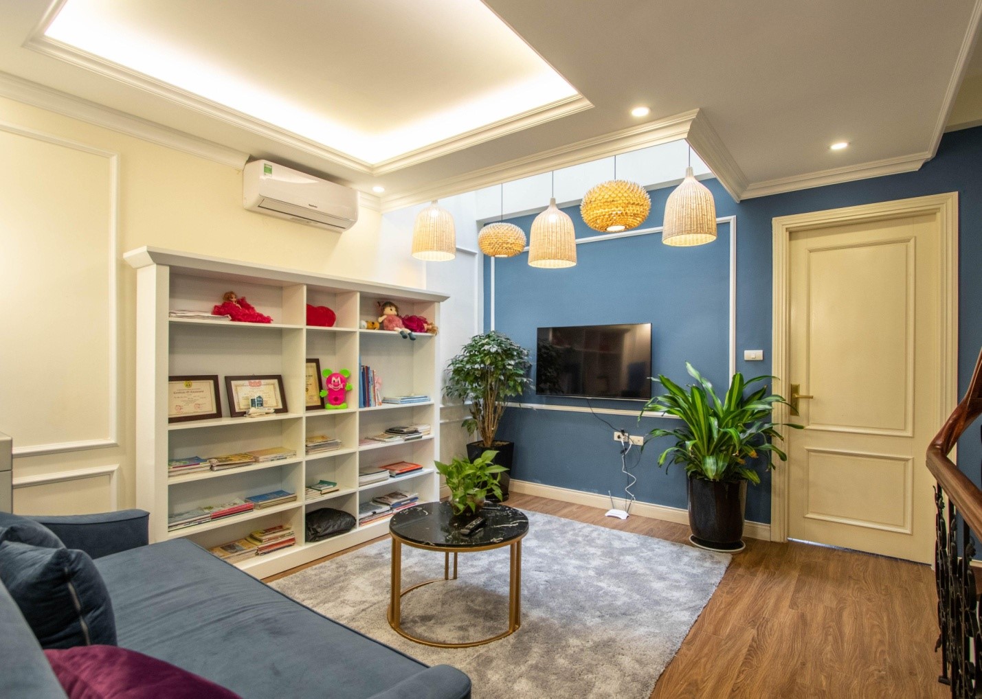 ph&ograve;ng đọc được thiết kế tựa như một ph&ograve;ng kh&aacute;ch thứ hai với ghế sofa &ecirc;m &aacute;i, b&agrave;n tr&agrave; tr&ograve;n kiểu d&aacute;ng hiện đại, tivi treo tường v&agrave; những chậu c&acirc;y xanh mướt tạo điểm nhấn m&aacute;t mắt.